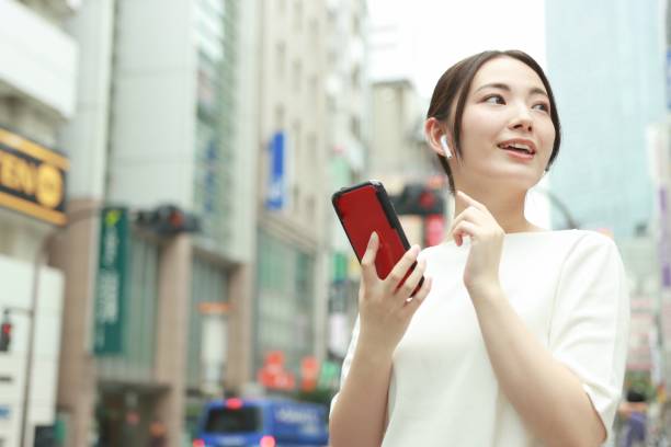 スマートフォンを使用してアジアの女性 - スマホ　女性　日本人 ストックフォトと画像