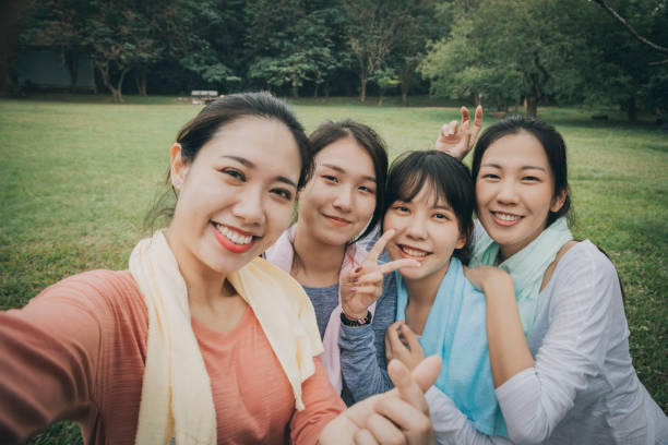 亞洲女人用手機鍛煉後自拍 - taiwan 個照片及圖片檔