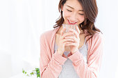 水を飲むアジアの女性