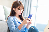 アジアの若い女性はスマートフォンを使用