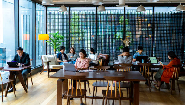 アジアのミレニアル世代はコワーキングスペースで働くのに忙しい。 - business malaysia ストックフォトと画像