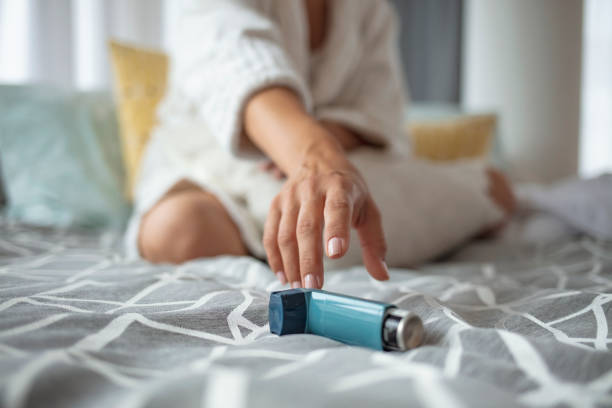 asmathic meisje dat inhalator vangt die een astmaaanval heeft - astmatisch stockfoto's en -beelden
