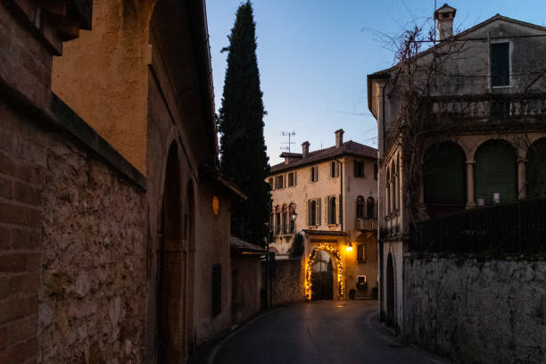 asolo-uno dei borghi più belli d'italia-vicoli del centro - asolani foto e immagini stock