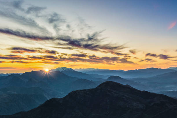 アスペン、日の出のコロラド岩山 - コロラド州 写真 ストックフォトと画像