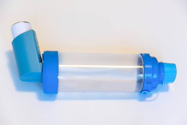 asthma-entlaster-inhalator mit einem abstandsraum - asthmainhalator stock-fotos und bilder