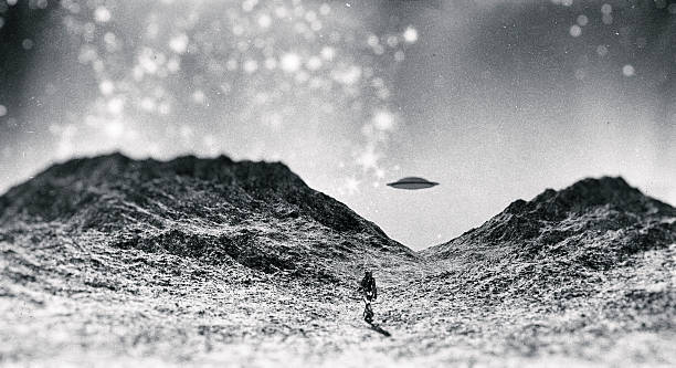 astronaut walking towards ufo - ufo stok fotoğraflar ve resimler