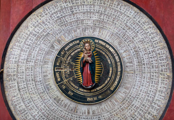 orologio astronomico nella chiesa di santa maria. danzica, polonia. - ferragosto foto e immagini stock