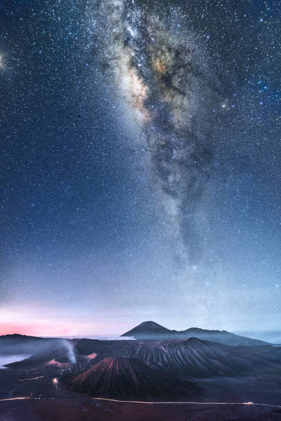 astrophoto via lattea al vulcano mt.bromo east java, indonesia - semeru foto e immagini stock
