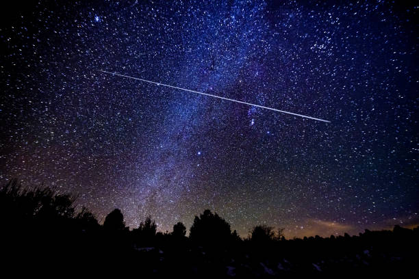 astrofotografie meteoor douche met melkweg en sterren - vallende sterren stockfoto's en -beelden