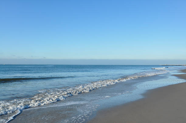 атлантический океан на пляже брайтон (бруклин, нью-йорк) - brighton стоковые фото и изображения