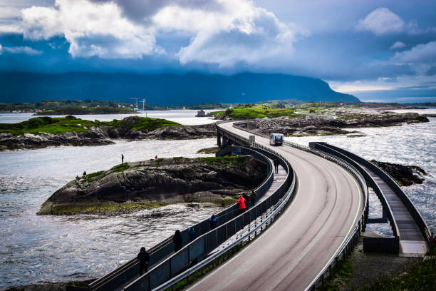 atlantic ocean road, passerar genom flera små öar i norska havet och är en del av nationella turistvägar i norge. - bridge sight bildbanksfoton och bilder