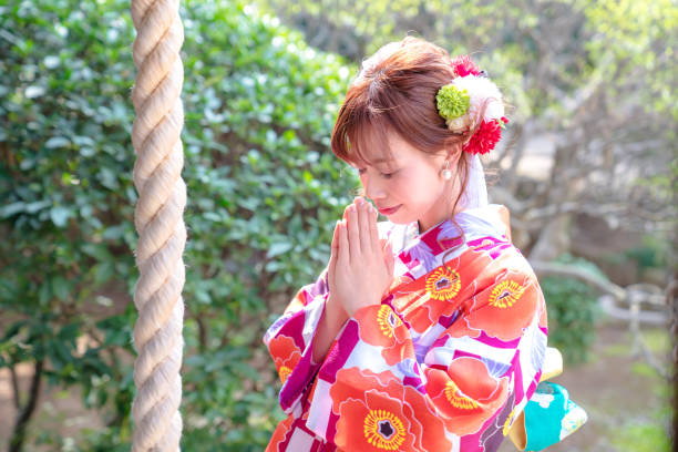 魅力的なアジア女性の神道神社で祈る日本の着物を着ています。 - 神社 ストックフォトと画像