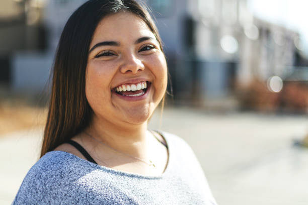 attraktiv generation z ung kvinna spansktalande etnicitet leende för ett porträtt - latinamerikanskt ursprung bildbanksfoton och bilder