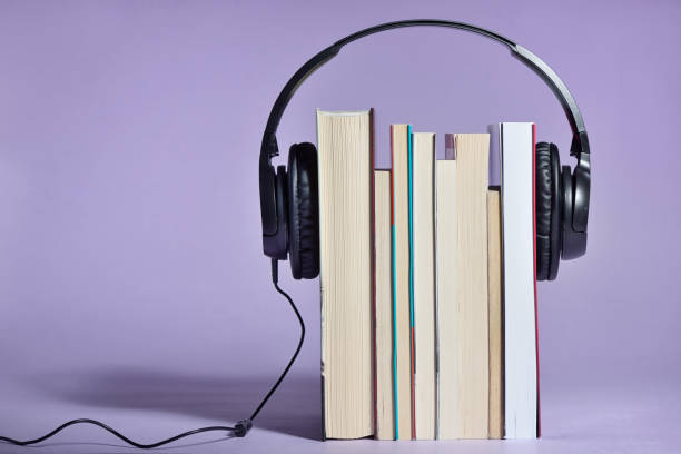 concepto de libros de audio libros y auriculares - auriculares equipo de música fotografías e imágenes de stock