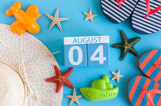 4 августа. изображение календаря от 4 августа с летними пляжными аксессуарами и дорожным нарядом на заднем плане. летний день, концепция отп� - july 4 стоковые фото и изображения
