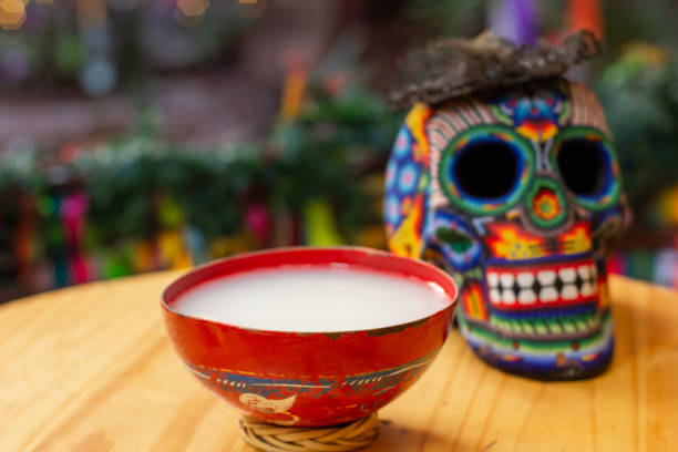 auténtica bebida pulque mexicana en una mesa con una colorida calavera huichol - pulque fotografías e imágenes de stock