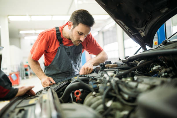 auto-mechaniker in garage arbeiten. reparatur-service. - motor stock-fotos und bilder