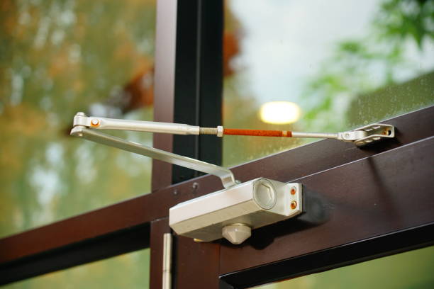 Automatic door closer holder Old door closer is installing on the Glass door approaching stock pictures, royalty-free photos & images
