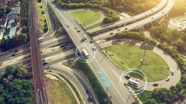자율 주행 자동차 개념. 도시 교차로에서 이동하는 자동차와 버스의 공중 보기와 인공 지능은 교통 센서 및 제어 차량으로 도로를 스캔합니다. 미래 교통 개념 - 교통수단 뉴스 사진 이미지