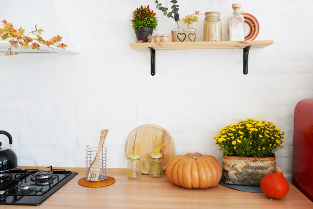 herbst-küchendekoration mit kürbissen, türkis loft stil küche für halloween oder thanksgiving dekoriert - wohngebäude innenansicht stock-fotos und bilder