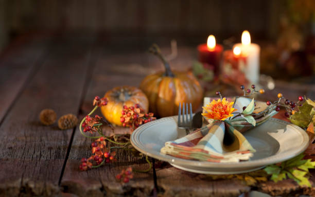 herbst thanksgiving esstisch gedeck auf einem alten rustikalen holztisch - tisch holzteller gedeckt stock-fotos und bilder