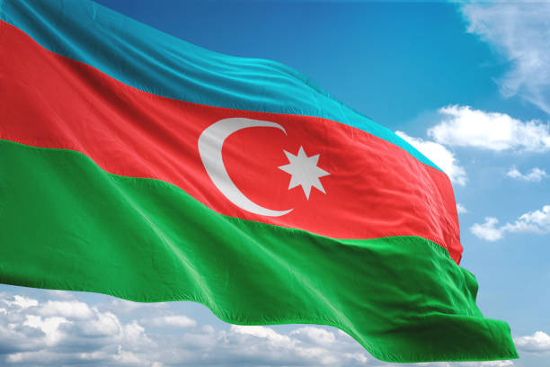 아제르바이잔 깃발 흔들며 절연된 흐린 하늘 배경 - 아제르바이잔 뉴스 사진 이미지