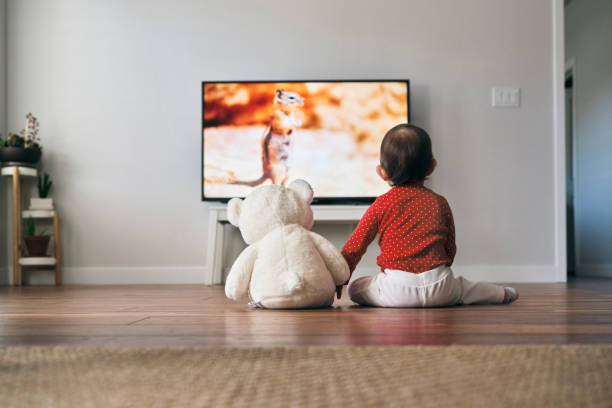 赤ちゃんとクマ見ているテレビ - テレビ ストックフォトと画像