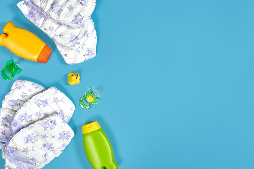 お風呂セットと赤ちゃんのケア乳首おもちゃおむつ青い背景平面図モックアップのシャンプー テーブルのストックフォトや画像を多数ご用意 Istock