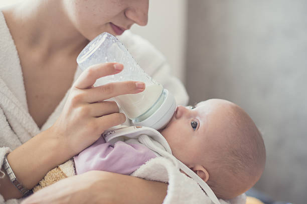 baby feeding - baby formula 個照片及圖片檔