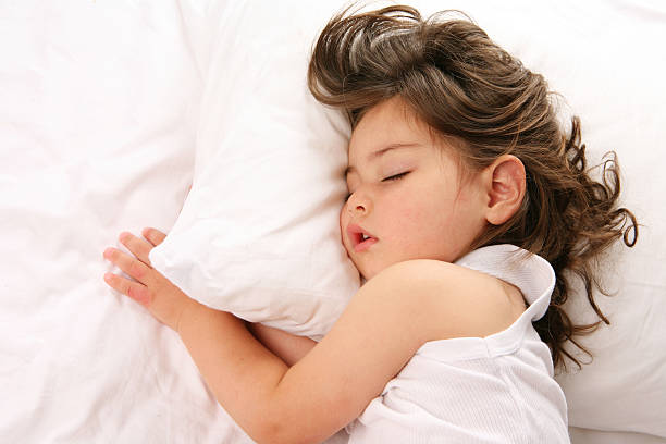 ベビーガールの寝室 - 子ども　睡眠 ストックフォトと画像