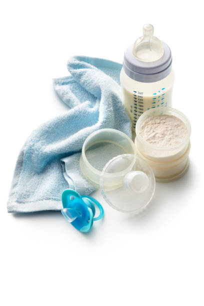 bebek ürünleri: bebek şişesi, formül, peçete ve emzik beyaz arka plan üzerinde i̇zole - baby formula stok fotoğraflar ve resimler