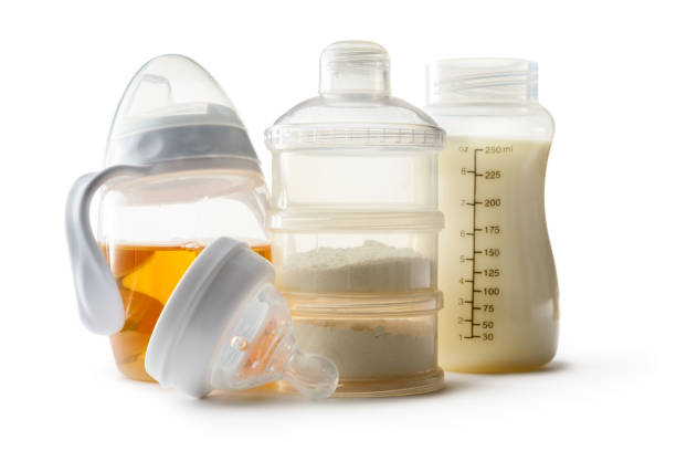 bebek ürünler: formül ve beyaz arka plan üzerinde izole biberon - baby formula stok fotoğraflar ve resimler