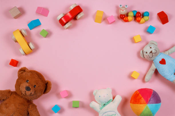oyuncak ayı ile bebek çocuklar oyuncaklar çerçevesi, pembe arka planda renkli ahşap bloklar. üst görünüm - teddy ray stok fotoğraflar ve resimler