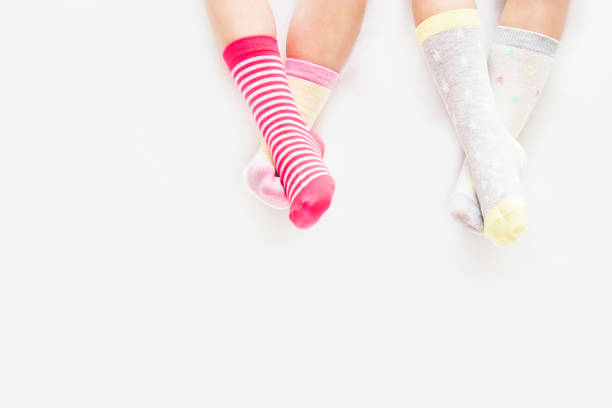 детские ноги в красивых хлопчатобумажных носках на белом - white baby socks ...