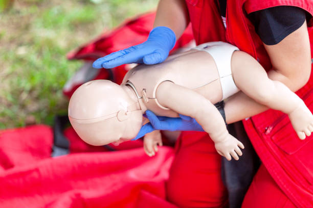 baby of kind eerste hulp opleiding voor verstikking - choking stockfoto's en -beelden