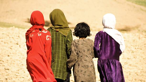 espalda de cuatro niñas de afganistán - afghanistan fotografías e imágenes de stock