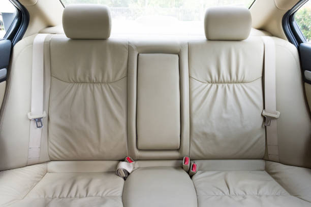 hinteren sitze im modernen luxus-auto - auto innenansicht stock-fotos und bilder