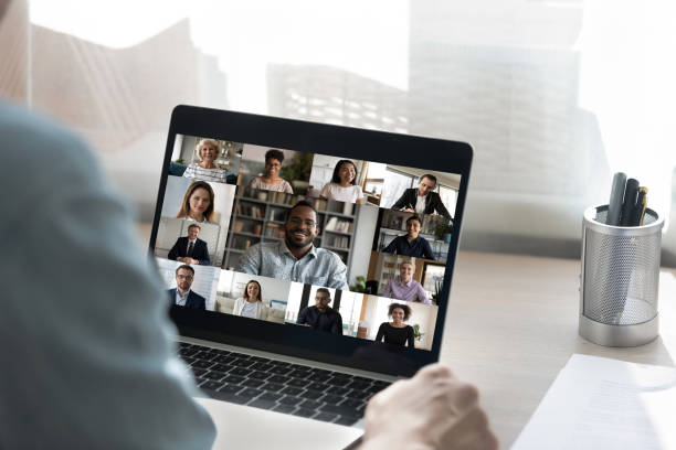 achtermening van mannelijke werknemer heeft webcamconferentie met collega's - cursus stockfoto's en -beelden