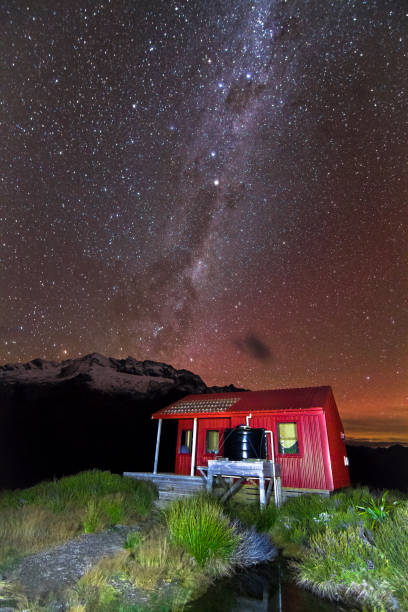 бэккантри хат под звездным небом в новой зеландии - liverpool стоковые фото и изображения