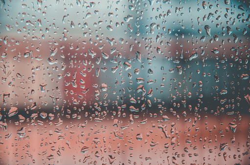 背景和壁紙由雨天滴和水滴在窗玻璃上照片檔及更多乾淨照片 Istock