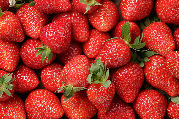 background from freshly harvested strawberries - jordgubbar bildbanksfoton och bilder