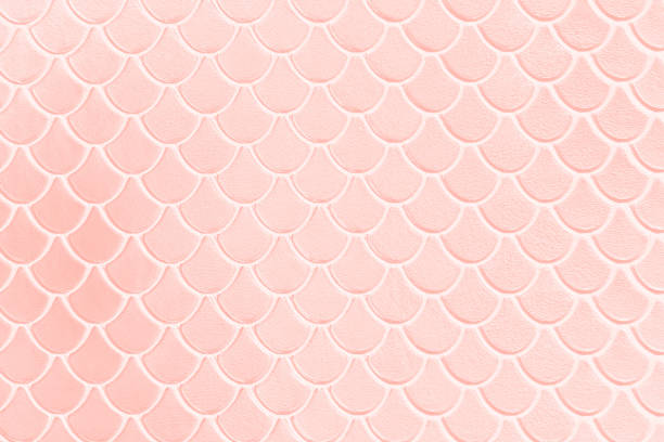 achtergrond millennial pink pale mermaid patroon pastel textuur abstract fish dragon reptile dinosaur scale snake skin shiny toned macro fotografie - tiles pattern stockfoto's en -beelden