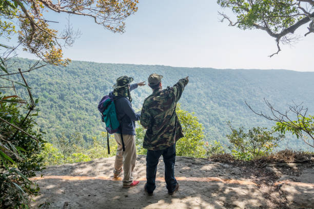 背包旅行者與導遊或公園護林員交談 - rangers 個照片及圖片檔