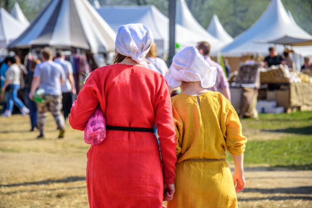 caballero de espaldas de dos mujeres jóvenes en los vestidos medievales en el international festival torneo de san jorge - príncipe jorge de cambridge fotografías e imágenes de stock