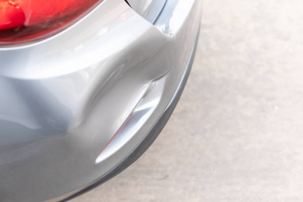rückseite von neu silbernem auto wird durch unfall beschädigt - auto beule stock-fotos und bilder