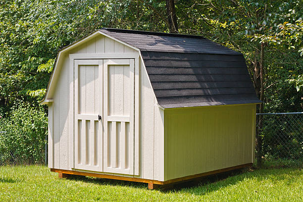 Backyard Shed A wood utility shed in a back yard shed stock pictures, royalty-free photos & images
