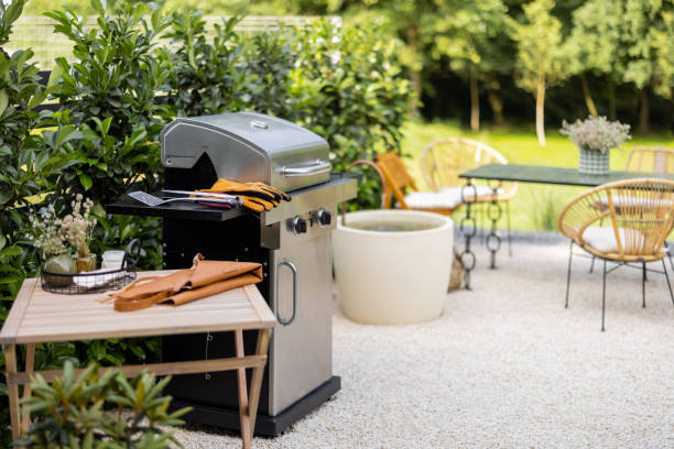 backyard with barbeque and dining table - voor of achtertuin stockfoto's en -beelden