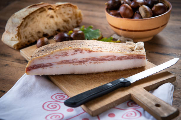 bacon genaamd guanciale ingrediënt voor pasta alla amatriciana en carbonara en gricia in italiaanse foood - foood stockfoto's en -beelden