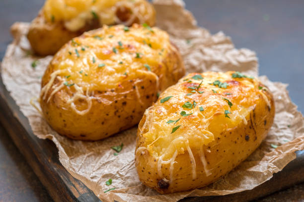 베이컨, 치즈, 양파와 구운된 로드 감자 - 속을 채운 뉴스 사진 이미지
