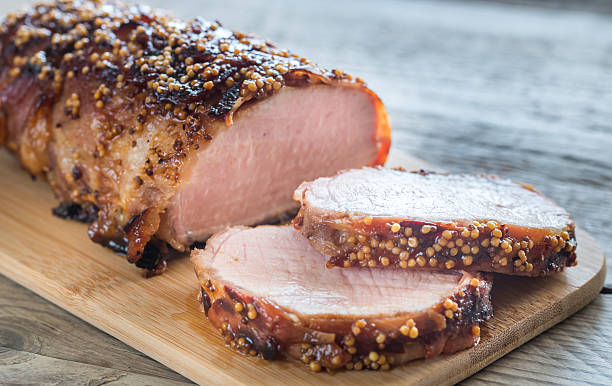 베이컨에 싸인 구운 돼지고기 고기 - 돼지고기 뉴스 사진 이미지